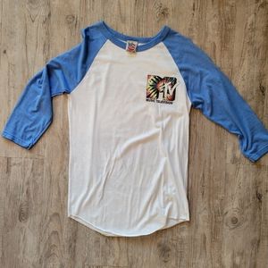 JunkFood unisex MTV baseball T. White/blue Size S.